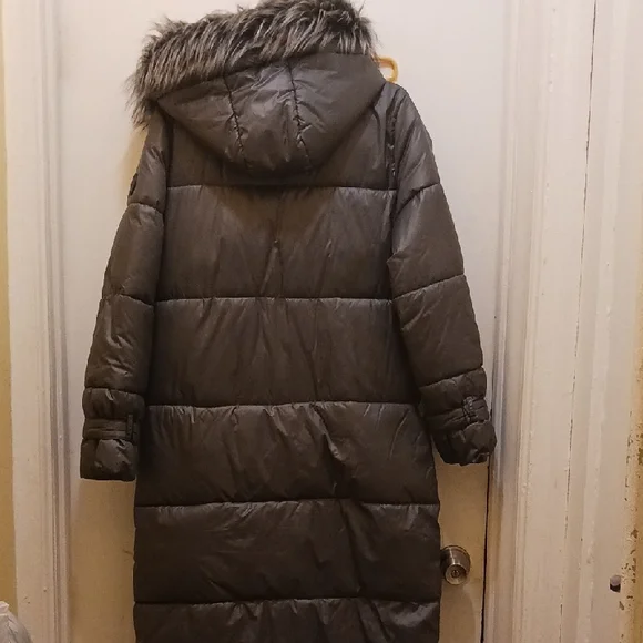 Women's Gray Puffer Coat with Faux Fur Hood - Picture 7 of 10